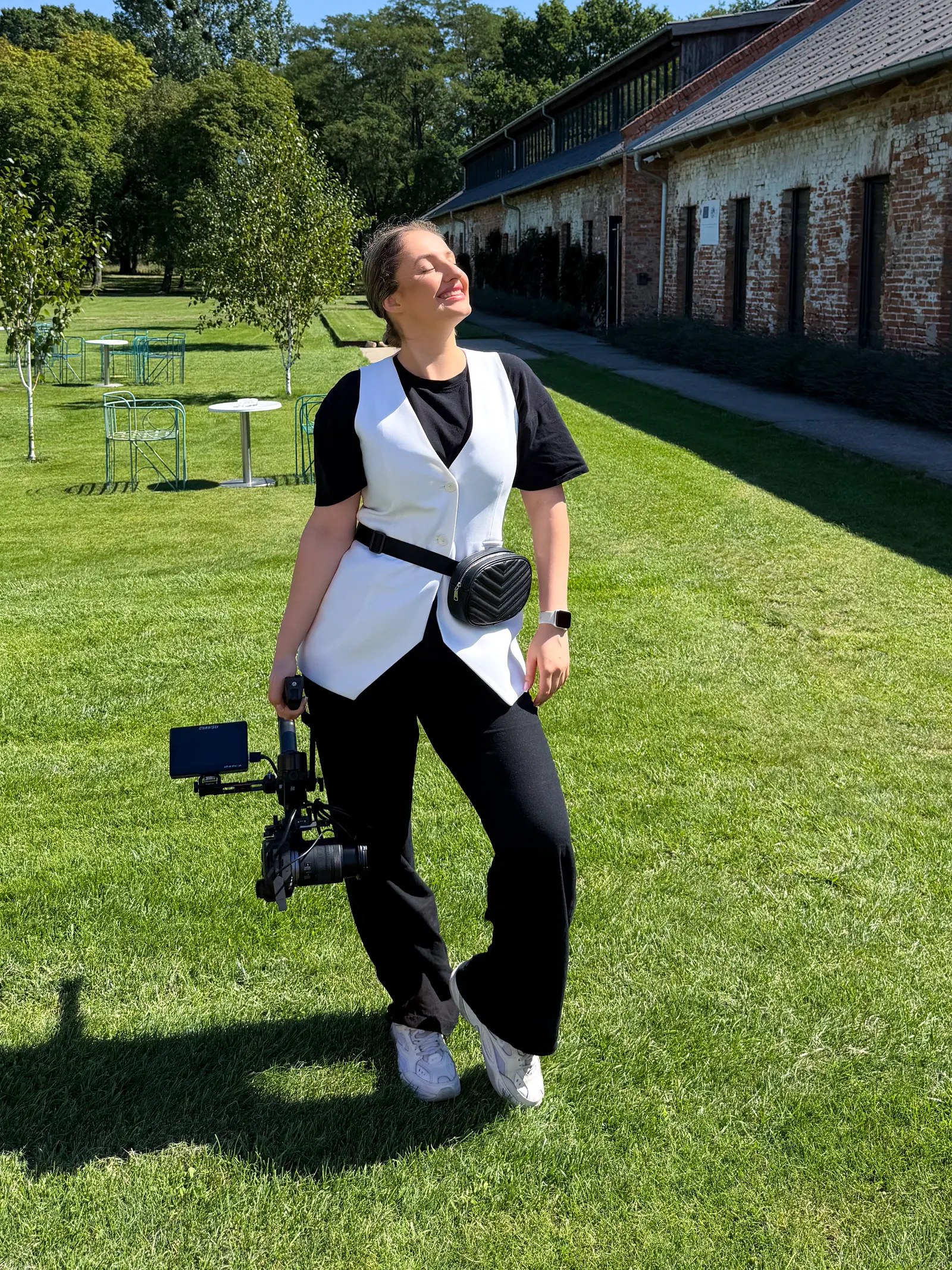 Anastasia Bohaichuk, fotograf i kamerzysta ślubny, z kamerą na gimbalu na planie
