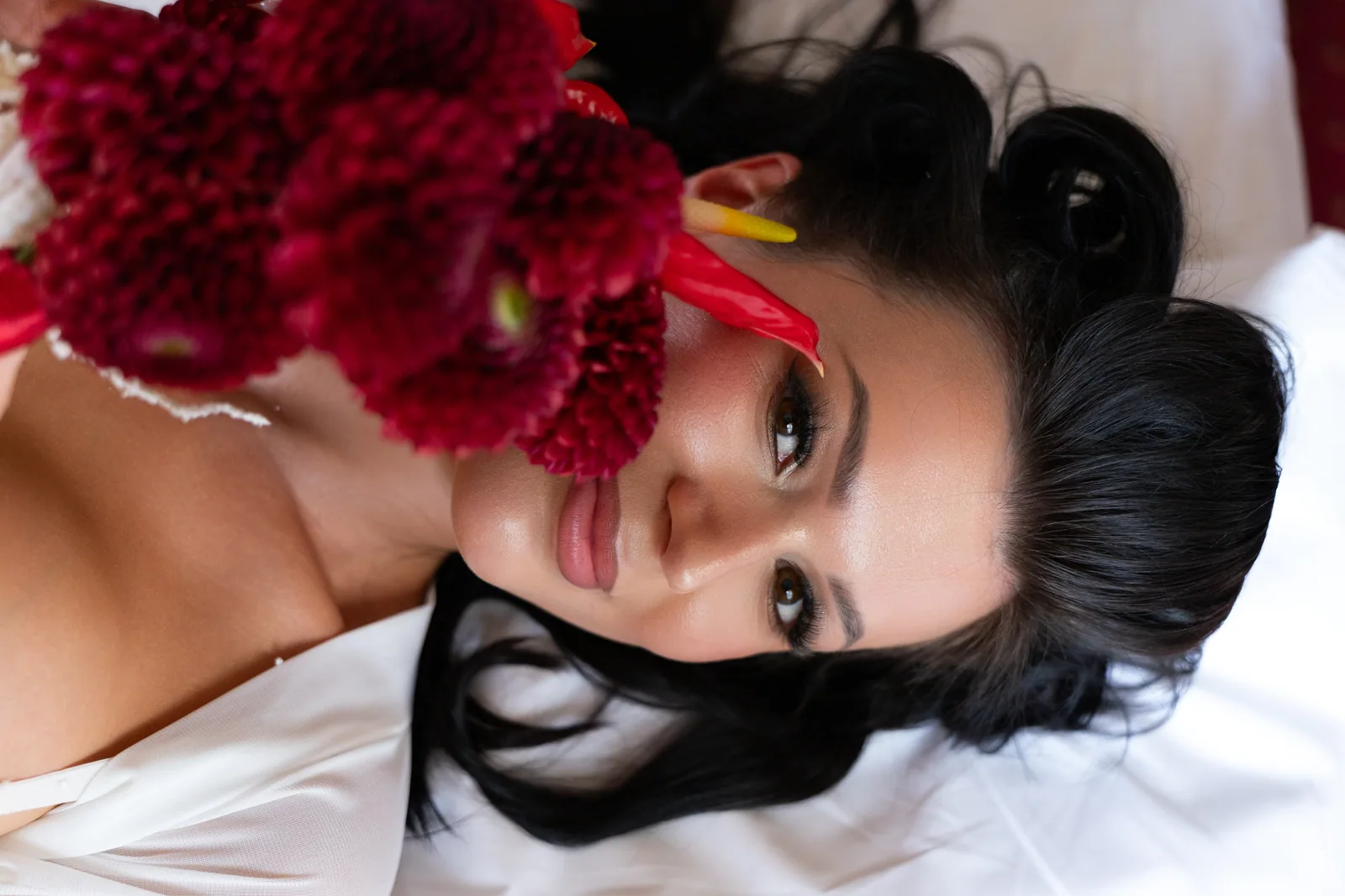 Portret beauty panny młodej z kwiatami