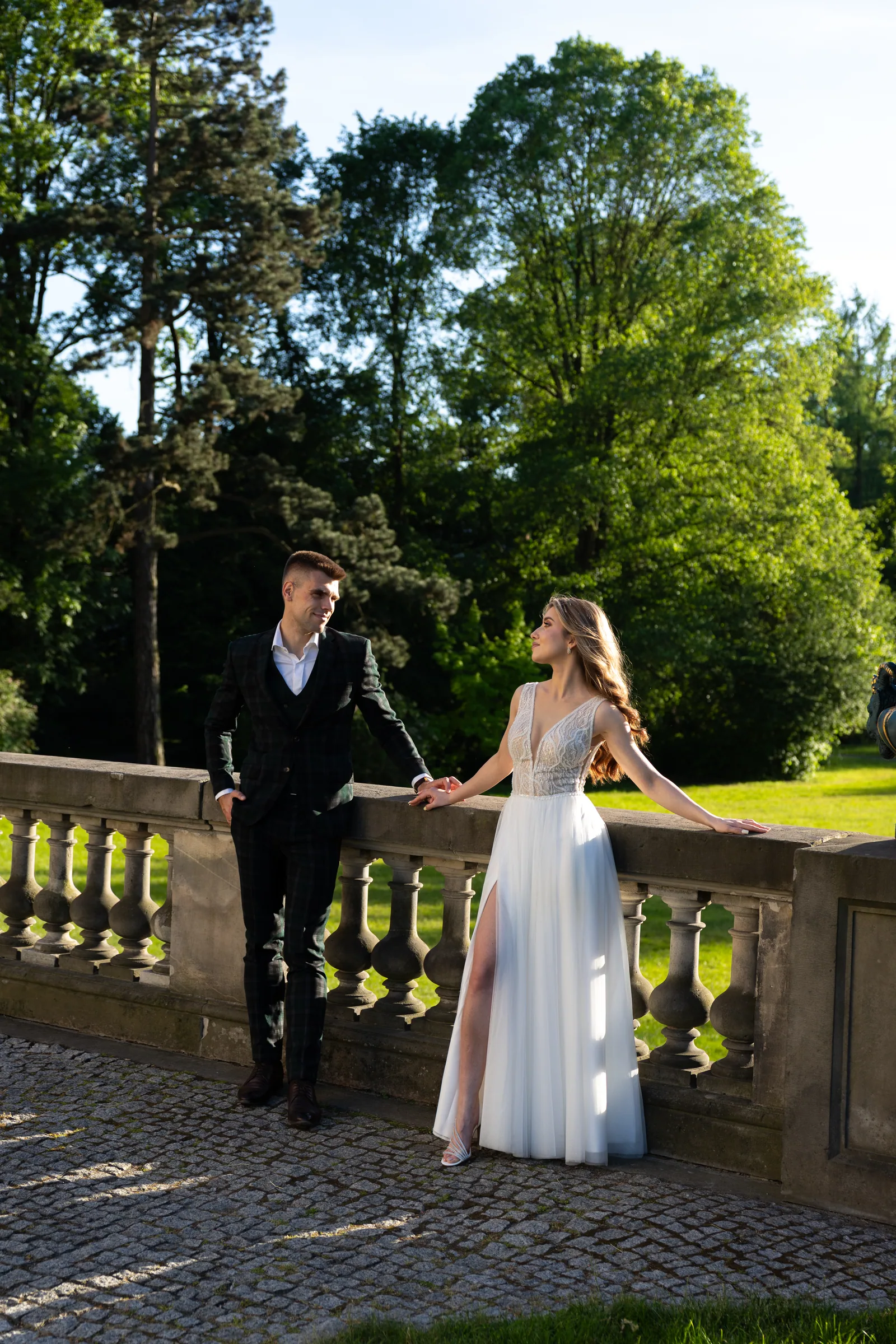 Para młoda na balustradzie pałacu