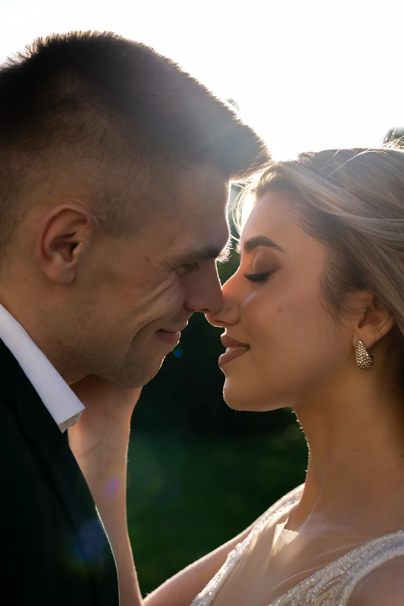 Para młoda w świetle zachodzącego słońca, naturalna fotografia ślubna
