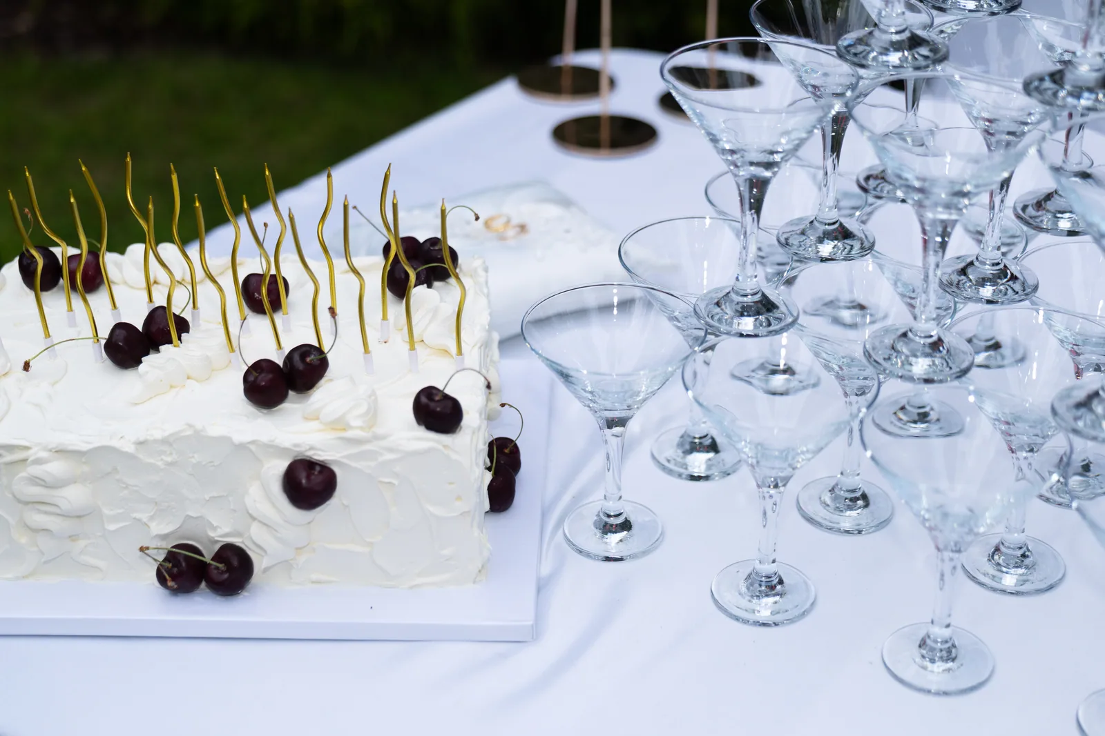 Tort weselny i kieliszki