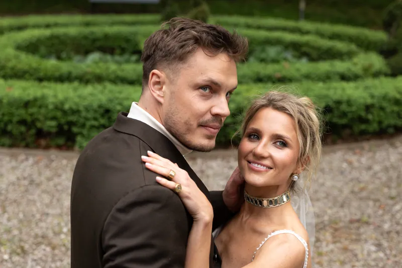 Portret pary w ogrodzie, swobodna sesja w naturalnym świetle