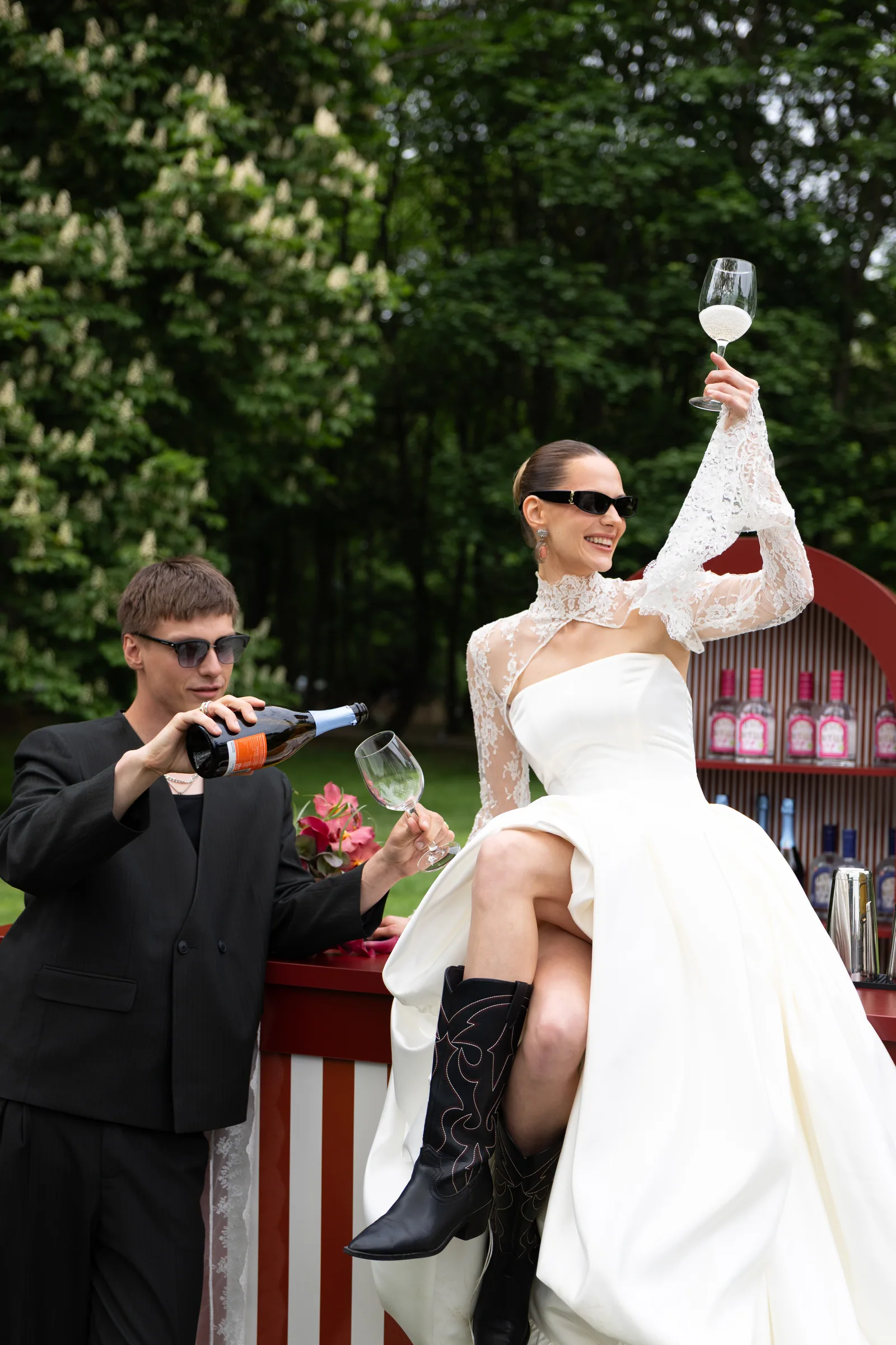 Toast pary młodej przy barze weselnym