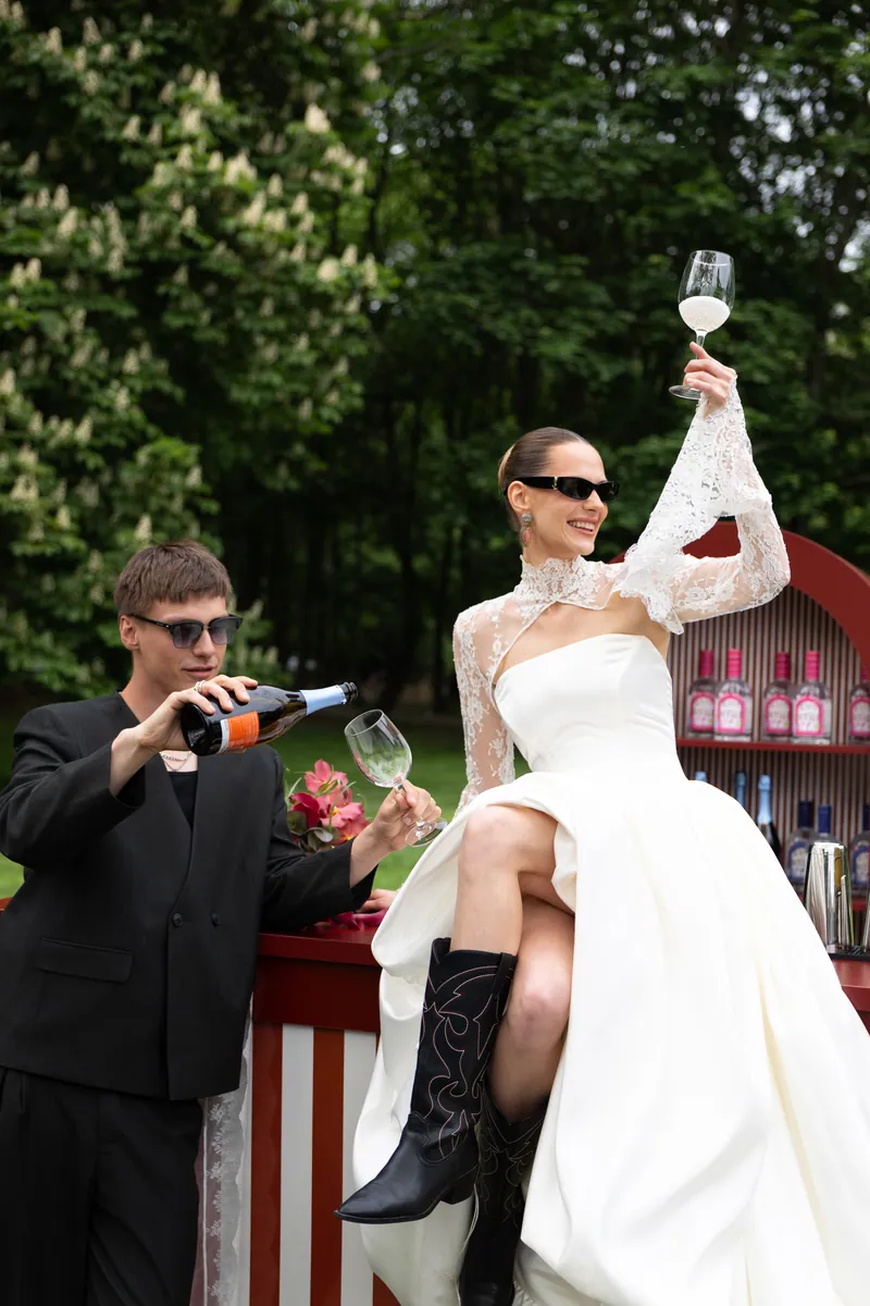 Panna młoda w kowbojkach przy barze weselnym, trendy ślubne 2027