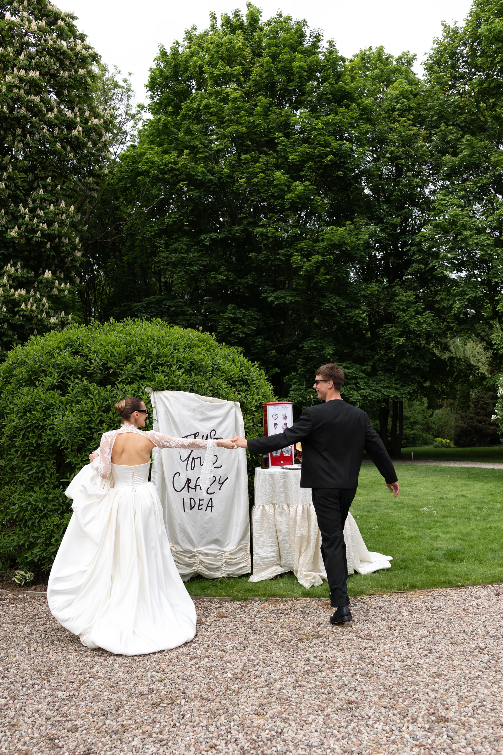 Panna młoda przy tablicy powitalnej