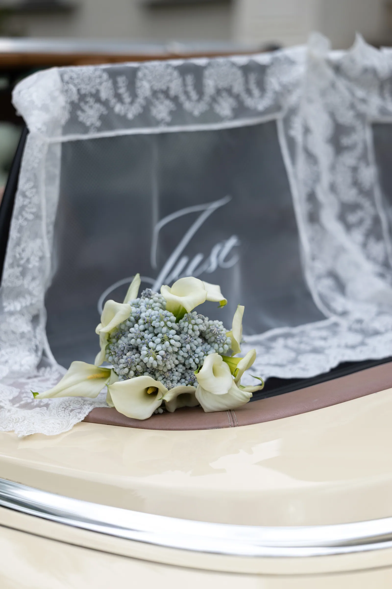 Bukiet na kabriolecie z napisem Just Married