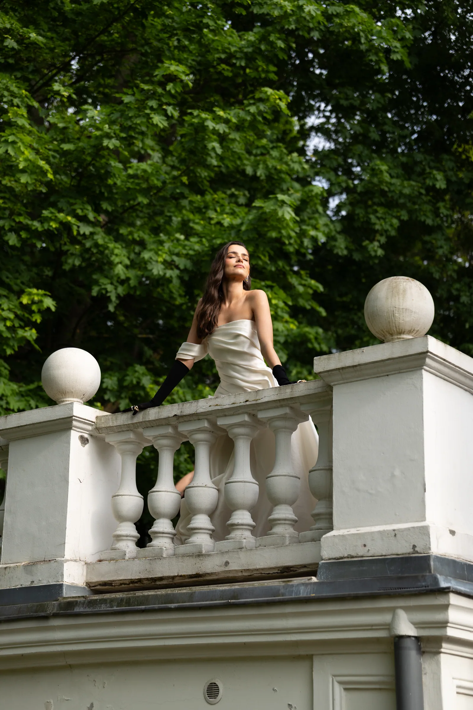 Panna młoda przy balustradzie tarasu